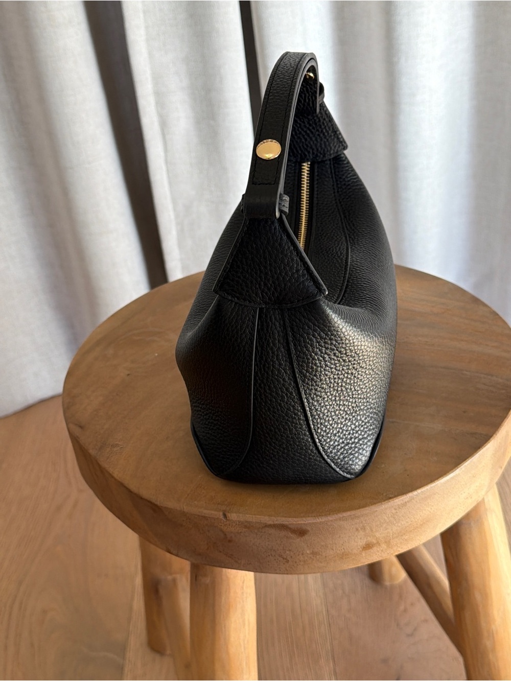 The Horse Harri Bag - Black Pebbled Leather Shoulder Bag with Gold Hardware - Picture 4 of 7